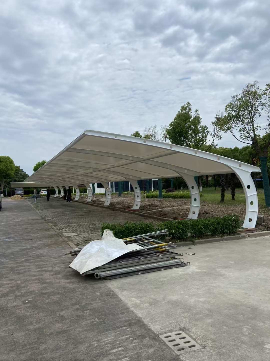 杭州膜结构车棚与嘉兴停车场遮阳工程 打造高效防晒与美观的空间